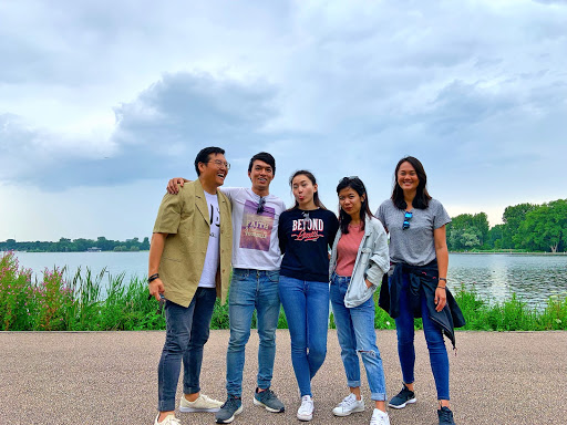 Group of friends visiting Rotterdam at a lake