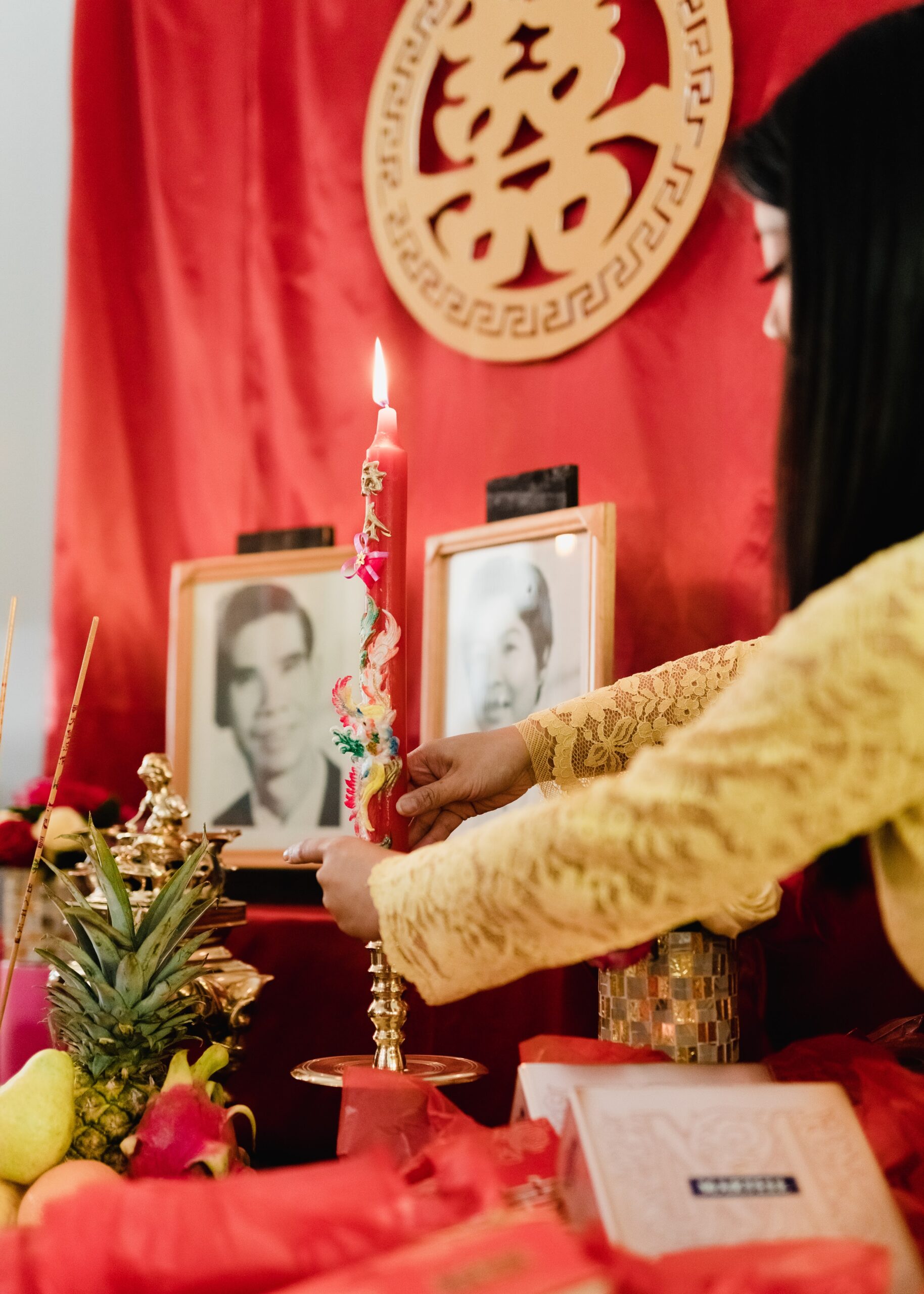 lighting candle -d - Vietnamese wedding traditions